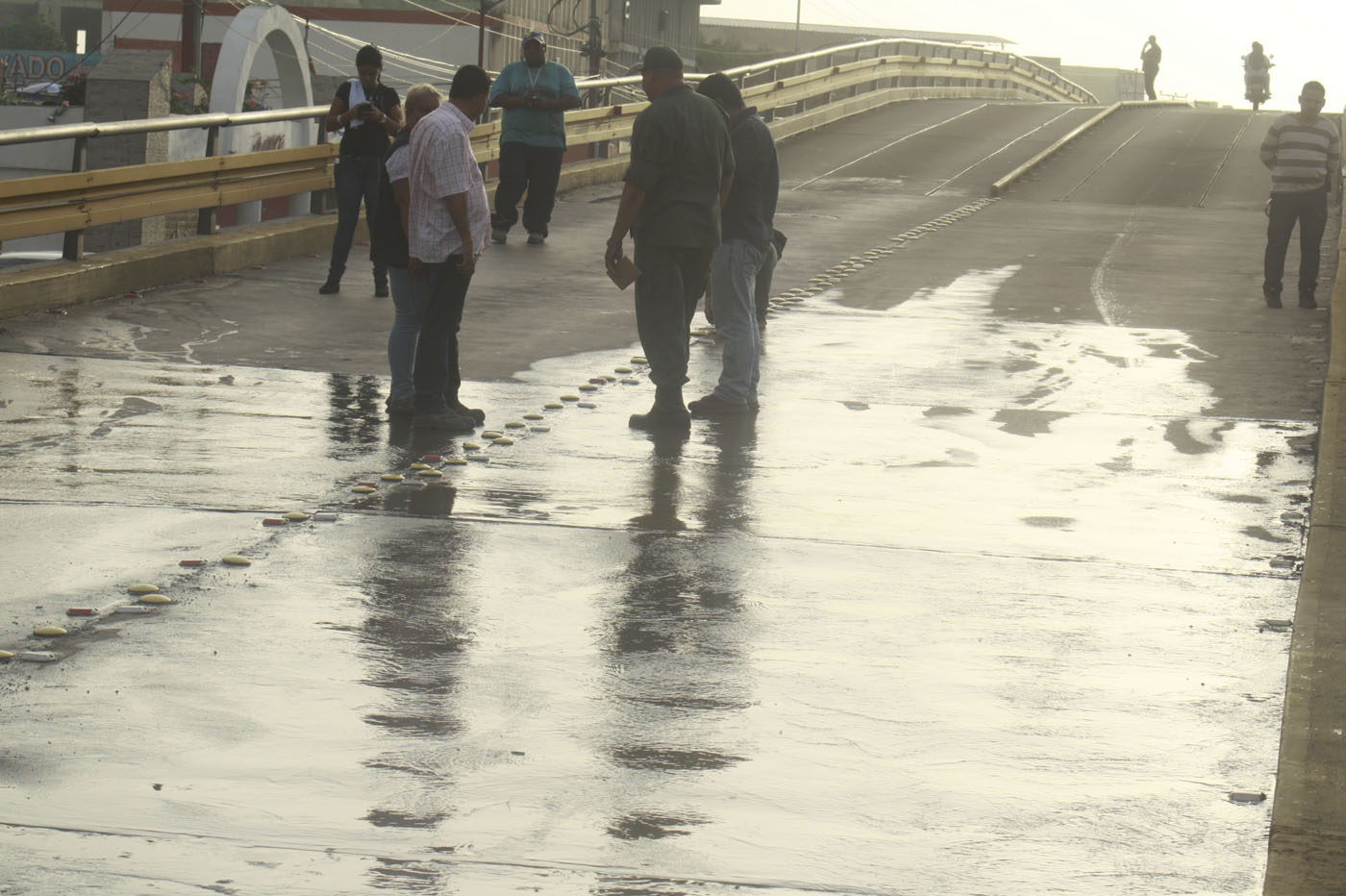 Caos en Catia La Mar por un tubo roto (Fotos)