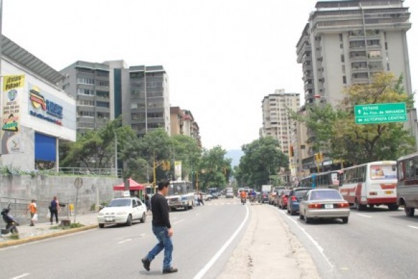 Motorizados armados azotan a vecinos de La Urbina