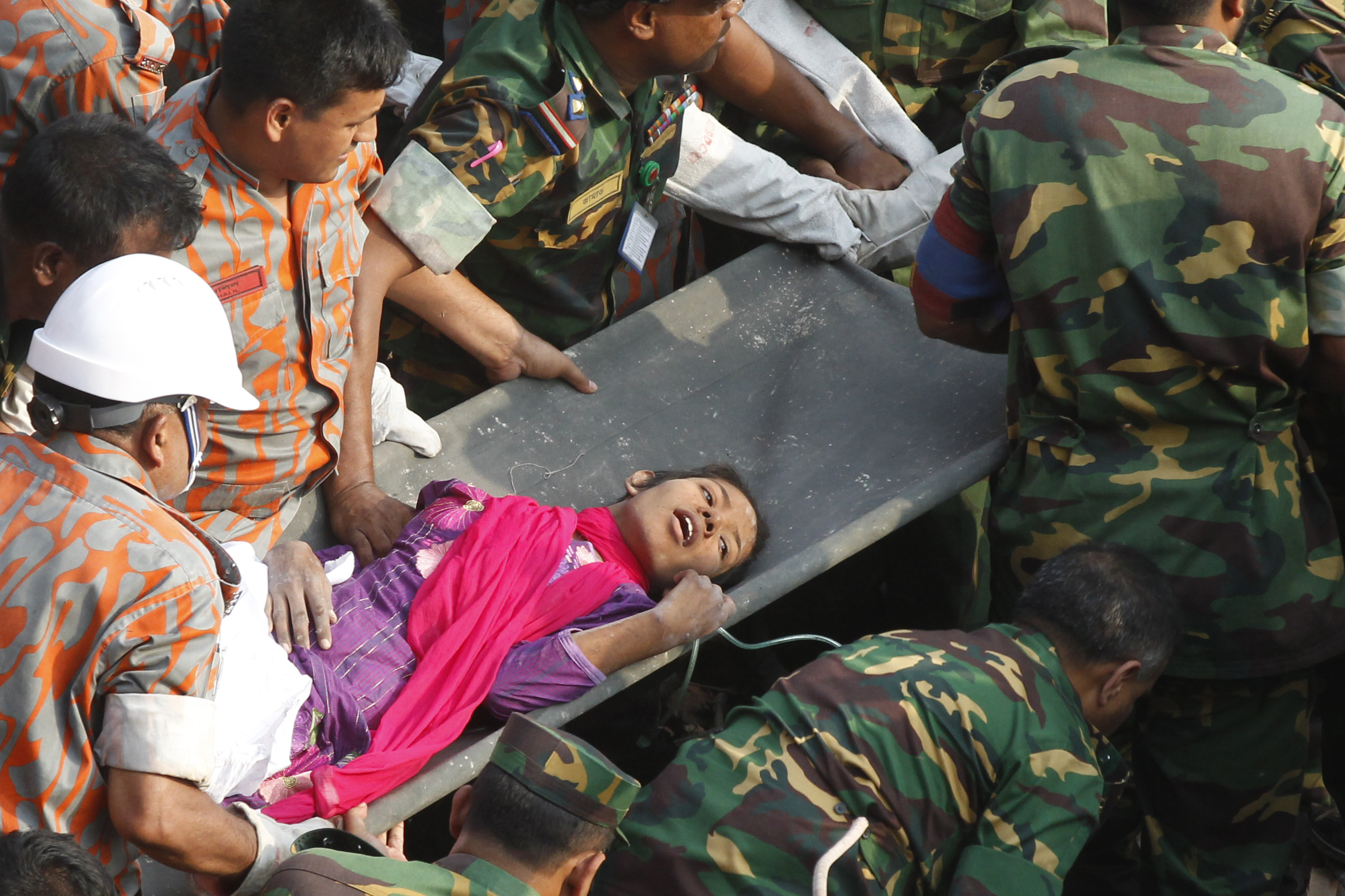 Encuentran a mujer con vida en derrumbe de Bangladesh