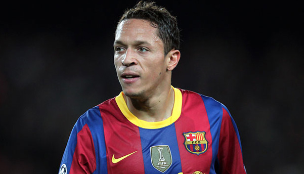 Adriano renueva con el Barça