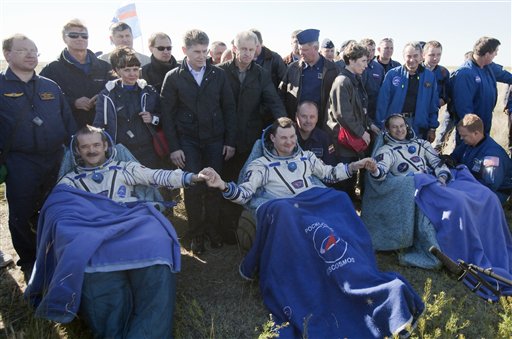 Astronautas regresan a Tierra sin contratiempos