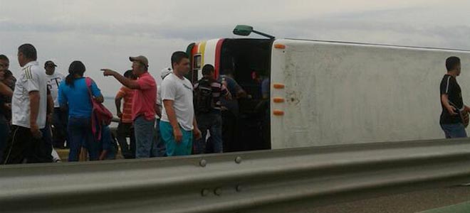 Autobús se vuelca en el puente del Lago del Maracaibo (Foto)