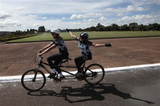 Ciegos descubren ciclismo en capital brasileña (Fotos)