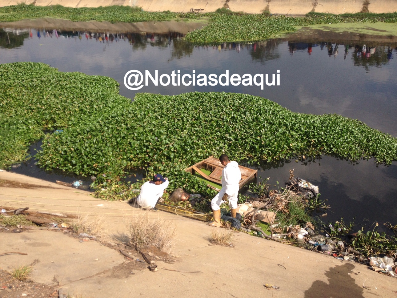 Hallan cadáver maniatado flotando en canal de alivio de Barcelona