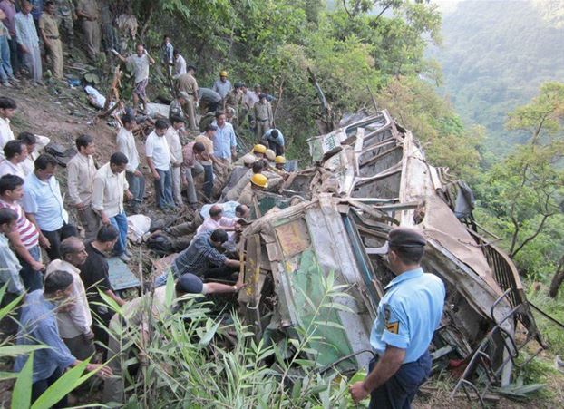 Más de 30 personas murieron al caer un autobús a un río en India (Foto)