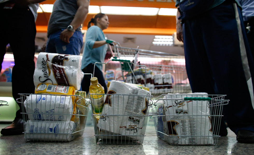 Colas de dos horas para comprar papel higiénico