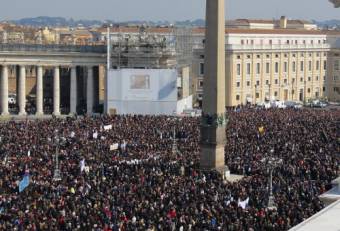 Unos 200 mil fieles se reún en la plaza de San Pedro por la misa del Pentecostés