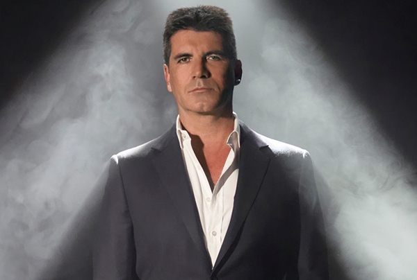 Le lanzan huevos a Simon Cowell durante final de ‘Britain’s Got Talent’ (video)