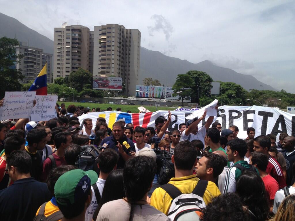 Estudiantes de la UCV y USB se retiran de la autopista Francisco Fajardo (Fotos y Video)