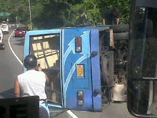 Se volteó una buseta en la Cota Mil (Foto)