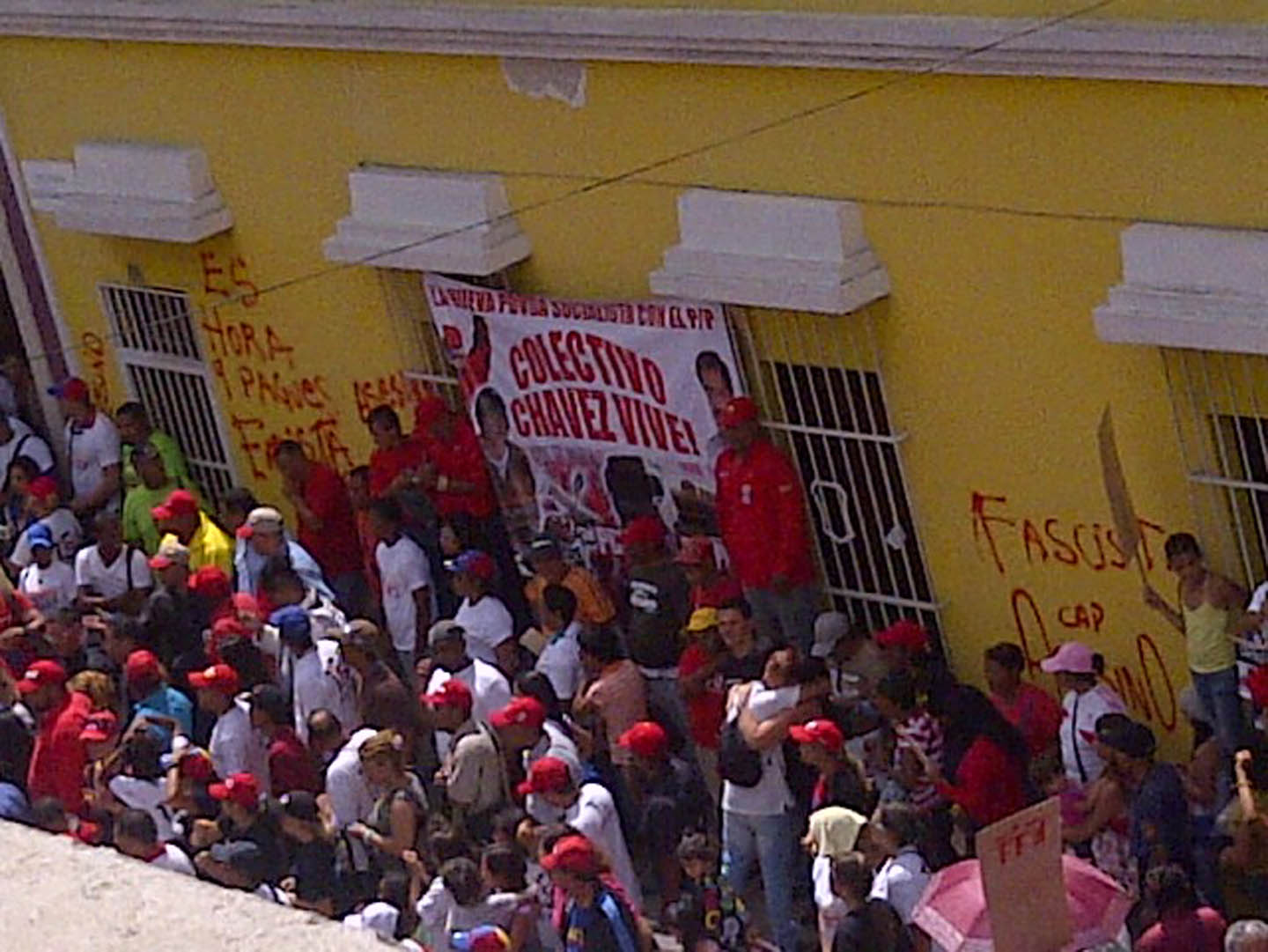 En fotos: Chavistas reunidos “por la paz” vandalizaron Casa Amarilla de Los Teques