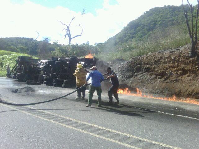 Se incendió una gandola en la Troncal 11 de Yaracuy