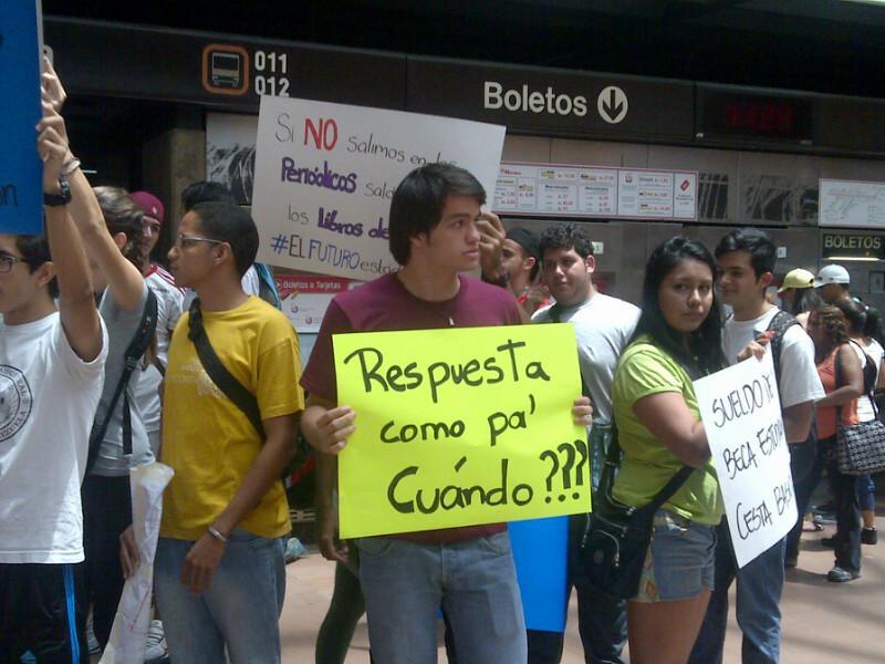 Estudiantes protestan en Petare para exigir respuesta del ministro Calzadilla (Fotos)