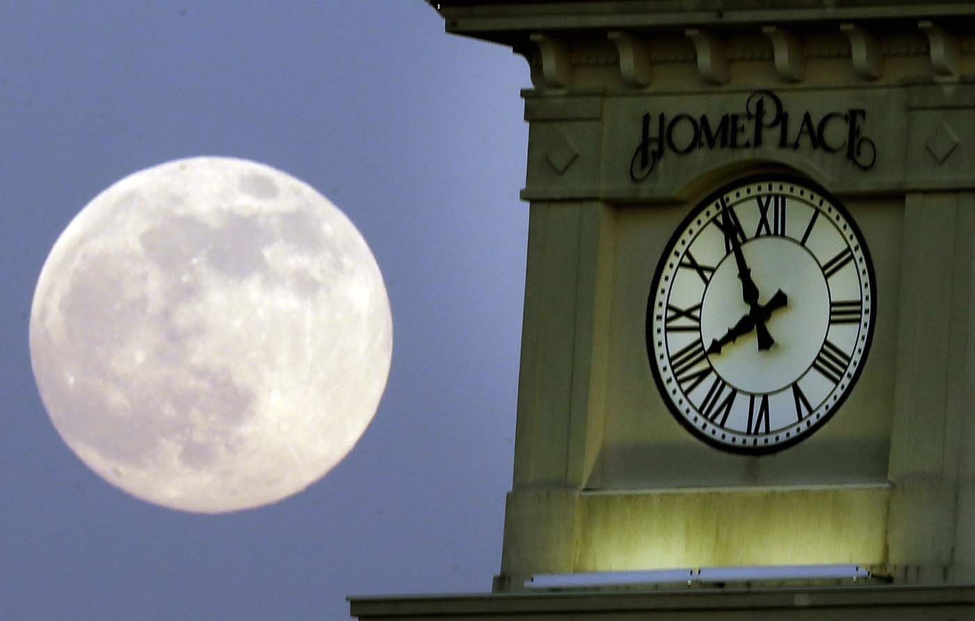 La superluna brilla en el cielo (Fotos)