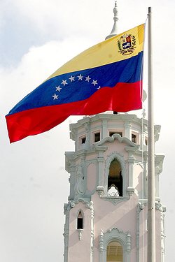 Izada la Bandera Nacional en conmemoración al 192 aniversario de la Batalla de Carabobo