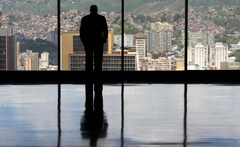 Estudiantes de oposición y oficialistas toman Caracas con dos marchas