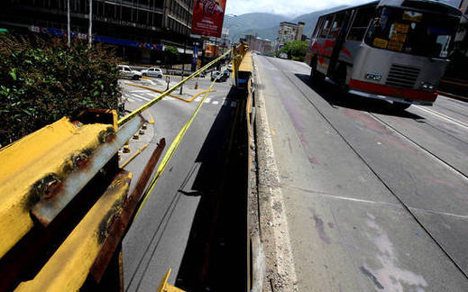 Colocaron defensas en elevado de Los Ruices