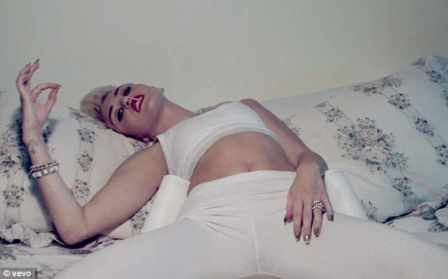 Miley Cyrus estrenó su controversial video: “We Can’t Stop” (Video + OMG)