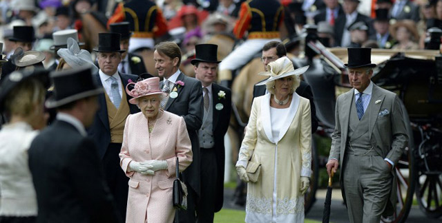 El público recibe con vítores a Isabel II en el hipódromo de Ascot (Fotos)