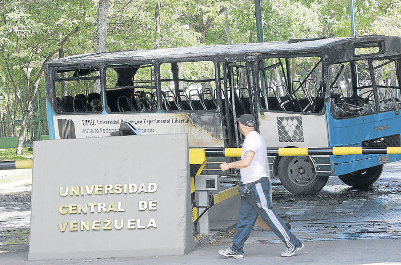 Encapuchados destrozaron el Rectorado de la UCV