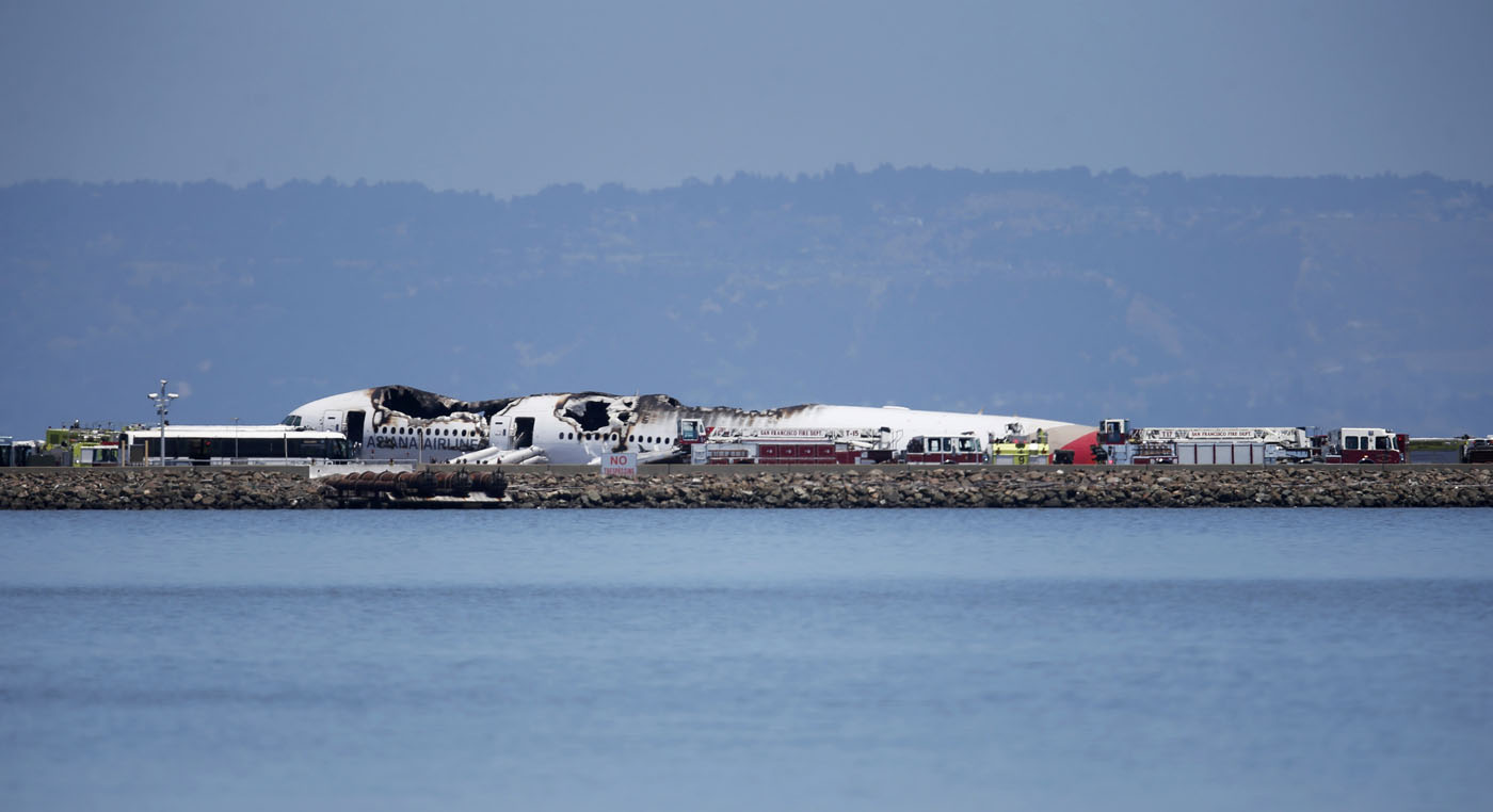 La cola del avión tocó la pista al aterrizar en San Francisco