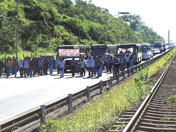 Ferromineros vuelven a tomar la calle por incumplimiento de deudas laborales