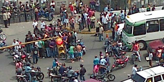 Colectivos protestan en la Av. Sucre, frente a la sede de la PNB de Catia