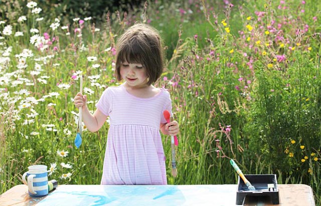 Pequeña niña autista asombra con sus pinturas (Fotos)