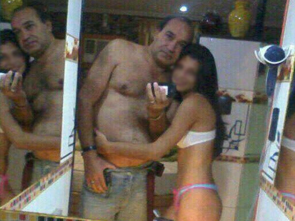 ¡Escándalo! Profesor se fotografía semidesnudo con una alumna (Foto)