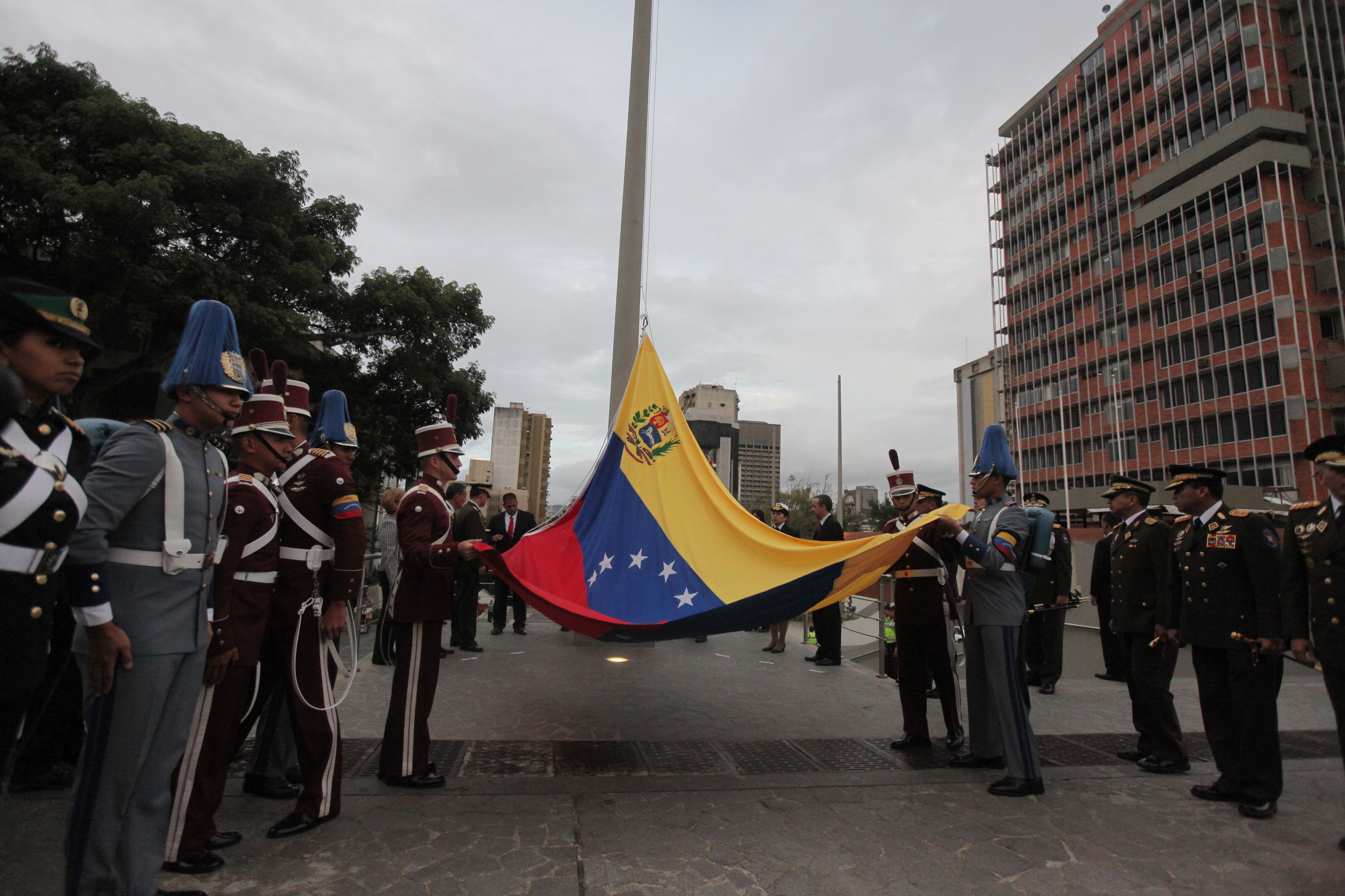 Izada la bandera nacional en el Panteón para conmemorar los 207 años del tricolor patrio