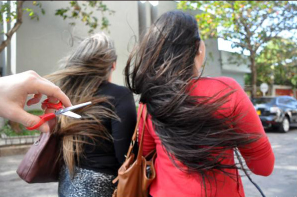 Atacan a trabajadora para robarle el cabello