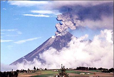 Volcán en Ecuador mantiene en alerta naranja a poblado del centro andino