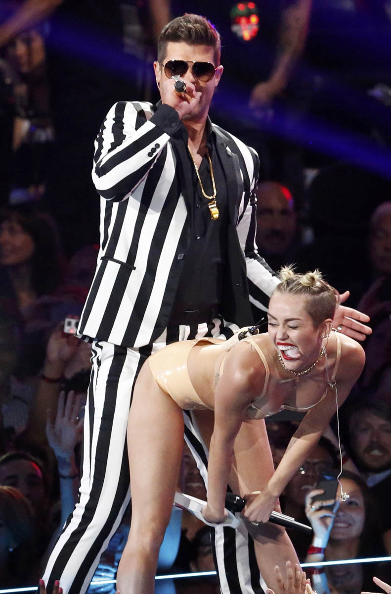 Esto fue lo que dijo el manager de Miley Cyrus sobre su presentación en los Vmas