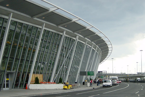 Detienen en aeropuerto de Nueva York a hombre con muestras de uranio