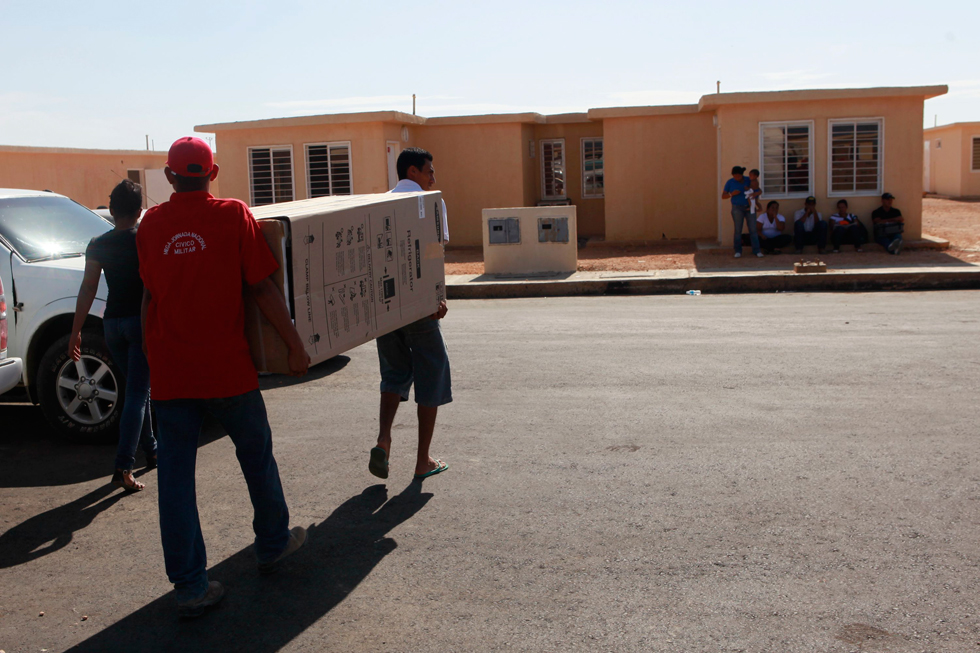 Pdvsa asegura que 887 familias recibieron viviendas tras accidente de Amuay