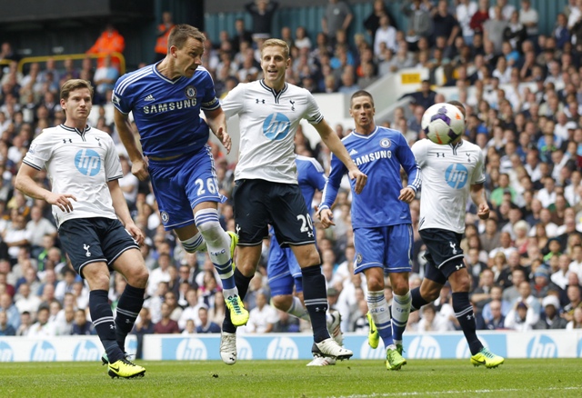 Fernando Torres le cayó a arañazos al belga Jan Vertonghen