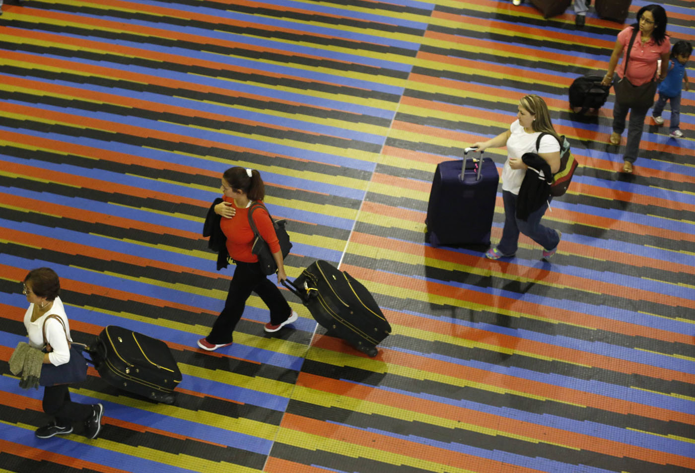 Venezolanos pasarán por el “captahuella” cuando viajen al exterior