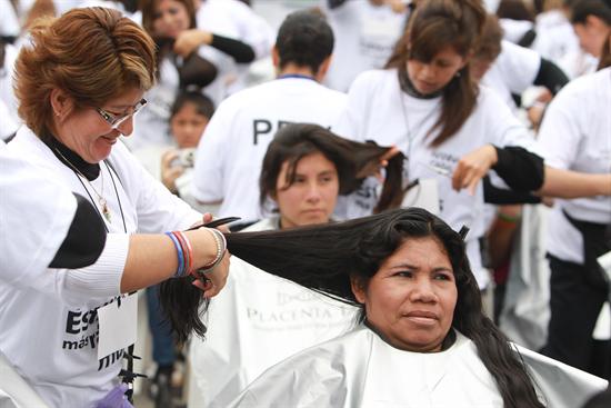 Estilistas rompen récord de corte de cabello en tres minutos (Fotos)