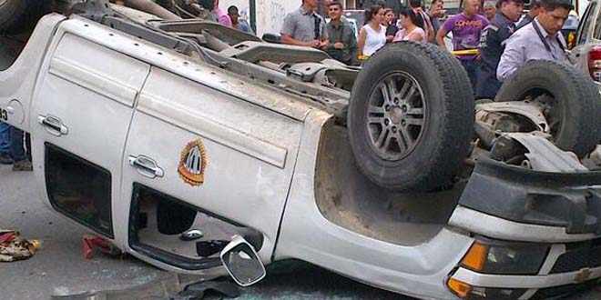 Así quedó la camioneta del Cicpc que impactó contra cinco vehículos (Foto)