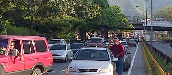 Reabierto el paso en la autopista Francisco Fajardo en La Urbina