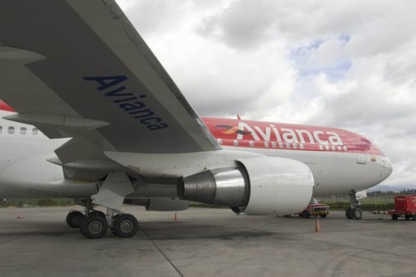 Pilotos de Avianca se bajan del avión y dejan a los pasajeros dentro