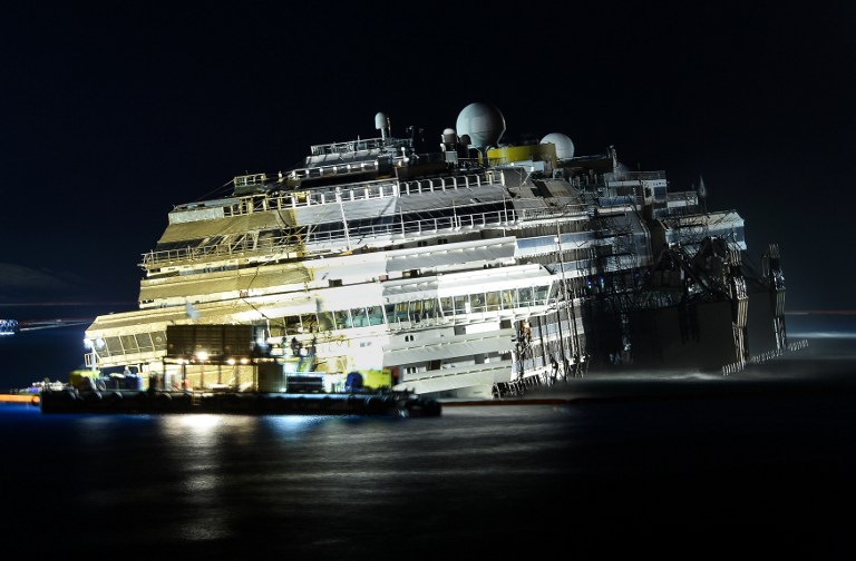 Encuentran restos humanos alrededor del casco del Costa Concordia