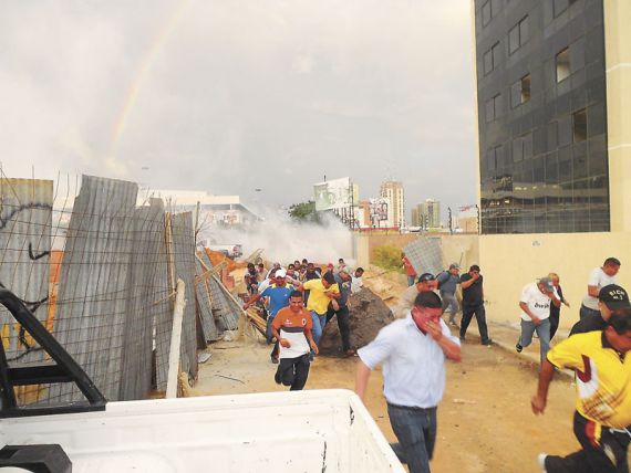 Ferromineros molestos por la corrupción pretenden invadir proyecto habitacional