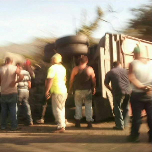 Gandola volcada en la ARC (Fotos)