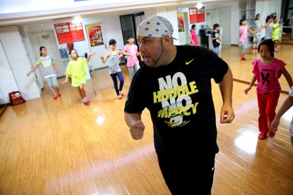 Un gringo enseña a bailar salsa en China