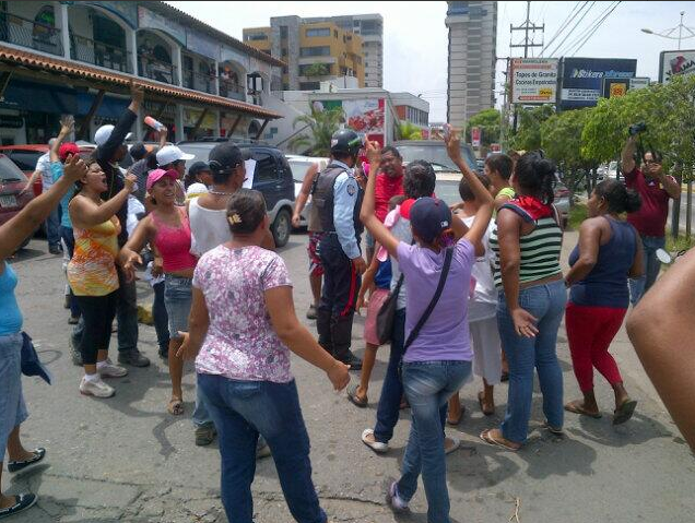 Trancan avenida de Lechería por tener seis días sin luz (Foto)