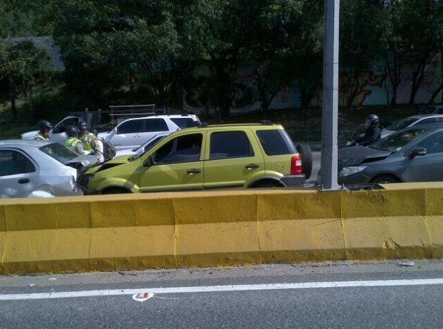 Triple choque en la Francisco Fajardo antes del distribuidor de Altamira (Foto)