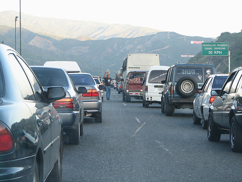 Muere un motorizado al ser arrollado por camión en la Valle-Coche