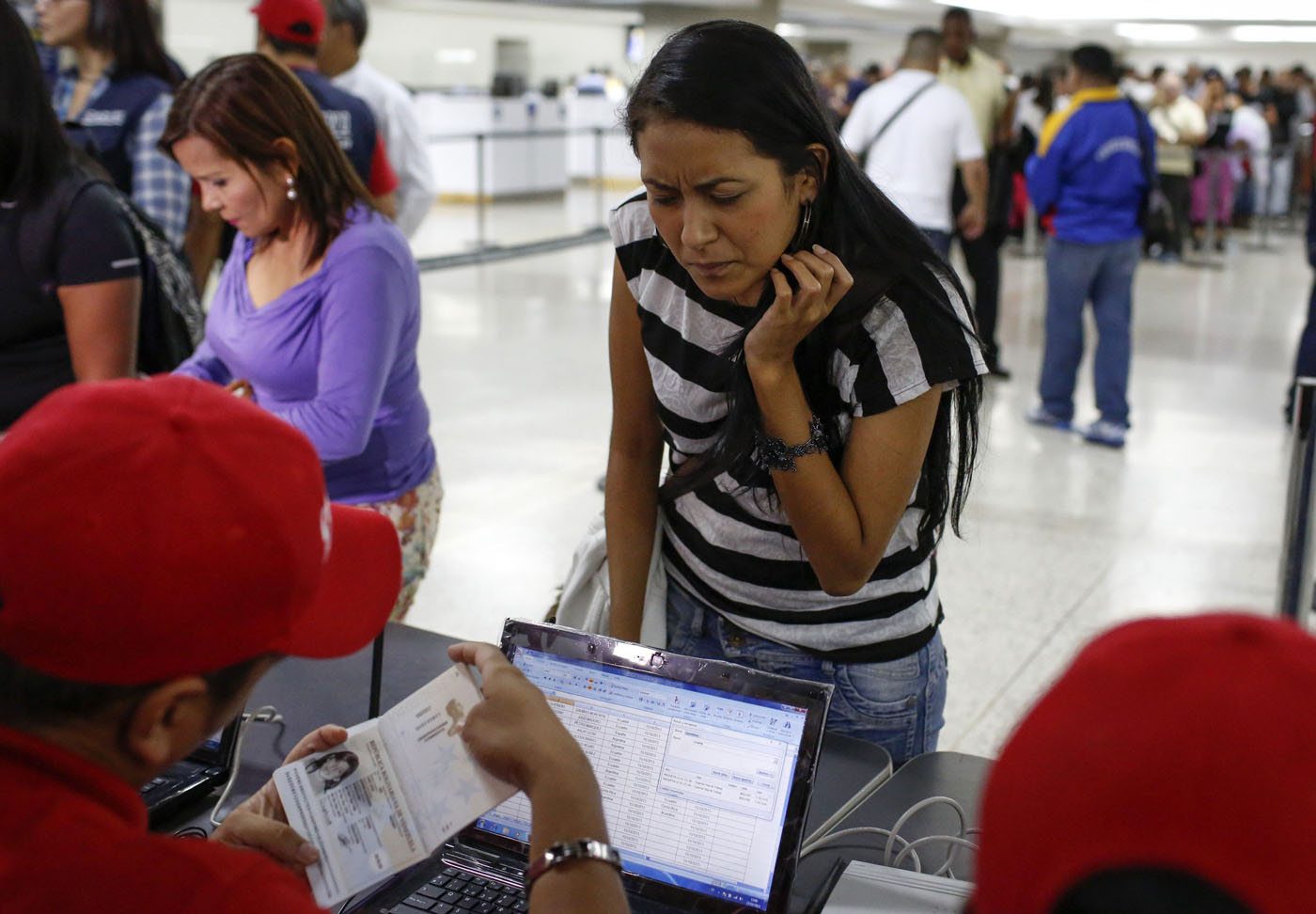 Tomarán medidas para frenar distorsión en precios de boletos aéreos