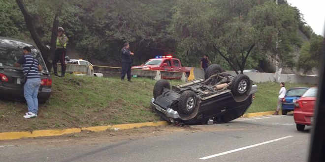 Vehículo volcado tras impactar con otro en la Cota Mil